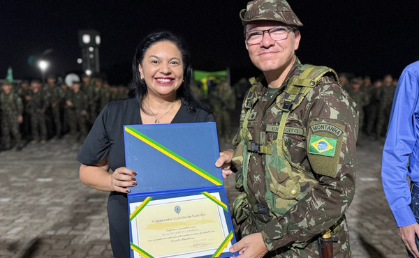 Gestora do SENAI e SESI AP recebe diploma de Colaborador Emérito do